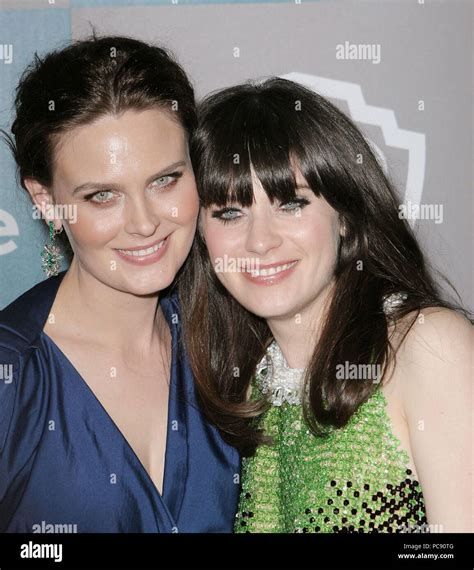 are zooey deschanel and emily deschanel related|who are zooey deschanel's parents.